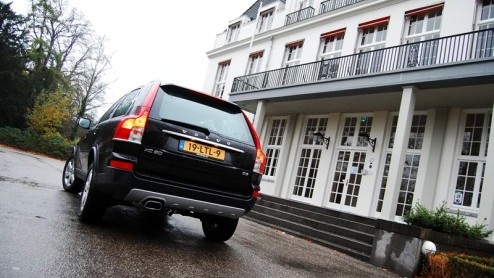 Grote SUVs zijn stoer, comfortabel, luxe n capabel op het onverhard. Met de komst van de Volvo XC90 D3 leveren de Zweden voortaan hun trouwe lobbes ook zonder die laatste stereotiepe eigenschap. De