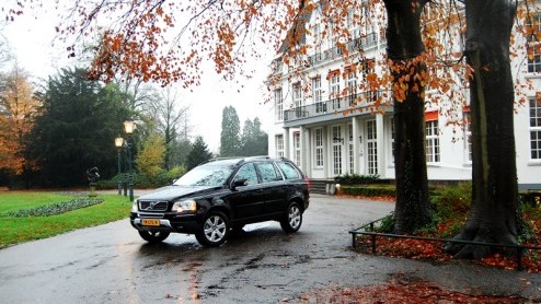 Grote SUVs zijn stoer, comfortabel, luxe n capabel op het onverhard. Met de komst van de Volvo XC90 D3 leveren de Zweden voortaan hun trouwe lobbes ook zonder die laatste stereotiepe eigenschap. De