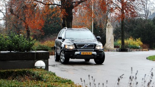 Grote SUVs zijn stoer, comfortabel, luxe n capabel op het onverhard. Met de komst van de Volvo XC90 D3 leveren de Zweden voortaan hun trouwe lobbes ook zonder die laatste stereotiepe eigenschap. De