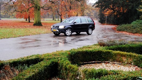Grote SUVs zijn stoer, comfortabel, luxe n capabel op het onverhard. Met de komst van de Volvo XC90 D3 leveren de Zweden voortaan hun trouwe lobbes ook zonder die laatste stereotiepe eigenschap. De