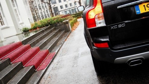 Grote SUVs zijn stoer, comfortabel, luxe n capabel op het onverhard. Met de komst van de Volvo XC90 D3 leveren de Zweden voortaan hun trouwe lobbes ook zonder die laatste stereotiepe eigenschap. De