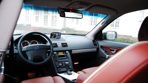 Grote SUVs zijn stoer, comfortabel, luxe n capabel op het onverhard. Met de komst van de Volvo XC90 D3 leveren de Zweden voortaan hun trouwe lobbes ook zonder die laatste stereotiepe eigenschap. De