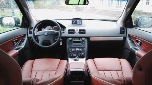 Grote SUVs zijn stoer, comfortabel, luxe n capabel op het onverhard. Met de komst van de Volvo XC90 D3 leveren de Zweden voortaan hun trouwe lobbes ook zonder die laatste stereotiepe eigenschap. De