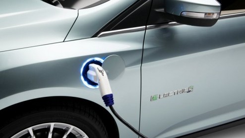 Ford heeft grote plannen met de nieuwe Focus. Daarom komt de nieuwste wereldauto van het merk er ook in een elektrische uitvoering, de Focus Electric. Goed nieuws is dat een laadtijd van slechts drie