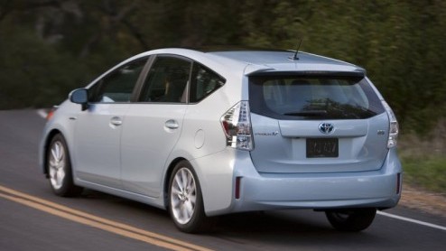 Toyota maakt zich op voor twee nieuwe hybridemodellen. Niet alleen kunnen we aftellen naar de Prius+ MPV met zeven zitplaatsen, ook ziet de nieuwe Yaris met hybride-aandrijflijn als studiemodel het li