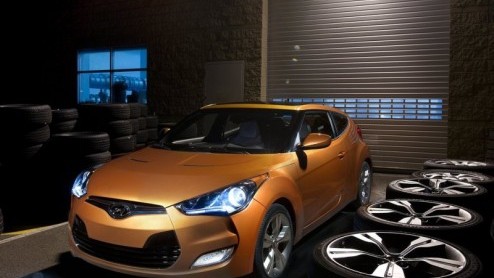 Hyundai gaat op de sportieve tour in Detroit en heeft de doeken verwijderd van de Veloster. Een coupe met niet een twee- maar driedeurscoup-design door de extra deur aan de passagierszijde. Hij staat