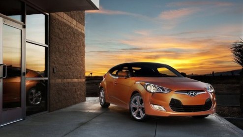Hyundai gaat op de sportieve tour in Detroit en heeft de doeken verwijderd van de Veloster. Een coupe met niet een twee- maar driedeurscoup-design door de extra deur aan de passagierszijde. Hij staat