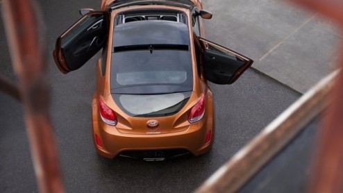 Hyundai gaat op de sportieve tour in Detroit en heeft de doeken verwijderd van de Veloster. Een coupe met niet een twee- maar driedeurscoup-design door de extra deur aan de passagierszijde. Hij staat