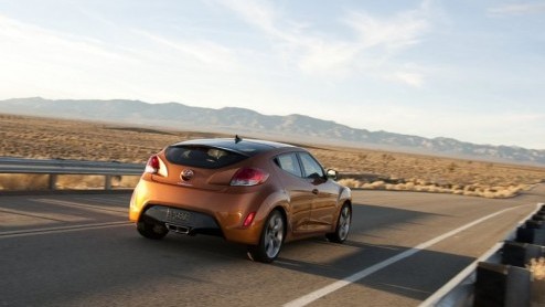 Hyundai gaat op de sportieve tour in Detroit en heeft de doeken verwijderd van de Veloster. Een coupe met niet een twee- maar driedeurscoup-design door de extra deur aan de passagierszijde. Hij staat