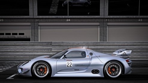 Dit is de coup met middenmotor waar Porsche het al een tijdje over heeft; de Porsche 918 RSR. Een spectaculaire samensmelting van de 911 GT3 R Hybrid met het design van de 918 Spyder die eerder dit j