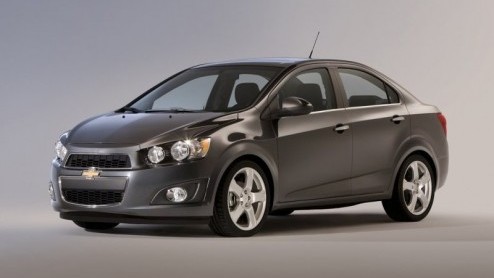 In Europa hebben we al kennis kunnen maken met de nieuwe Chevrolet Aveo. Voor de Amerikanen debuteert de compacte Chevy als 'Sonic' op de Autoshow in Detroit. Daar kunnen we naast de vijfdeurs hatchba