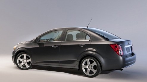 In Europa hebben we al kennis kunnen maken met de nieuwe Chevrolet Aveo. Voor de Amerikanen debuteert de compacte Chevy als 'Sonic' op de Autoshow in Detroit. Daar kunnen we naast de vijfdeurs hatchba