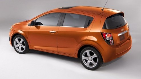 In Europa hebben we al kennis kunnen maken met de nieuwe Chevrolet Aveo. Voor de Amerikanen debuteert de compacte Chevy als 'Sonic' op de Autoshow in Detroit. Daar kunnen we naast de vijfdeurs hatchba