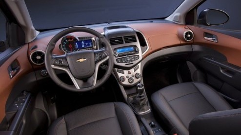 In Europa hebben we al kennis kunnen maken met de nieuwe Chevrolet Aveo. Voor de Amerikanen debuteert de compacte Chevy als 'Sonic' op de Autoshow in Detroit. Daar kunnen we naast de vijfdeurs hatchba