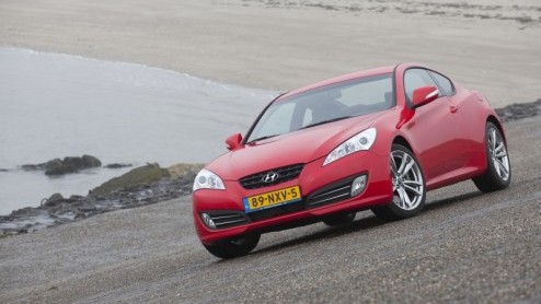 Gisteren hebben we voor het eerst 'dynamisch' kunnen kennismaken met de nieuwe Hyundai Genesis Coup. En hoe; de importeur regelde het ANWB test- en trainingscentrum en de RDW-baan als 'speelveld'. On