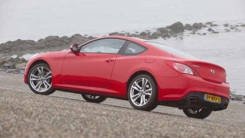 Gisteren hebben we voor het eerst 'dynamisch' kunnen kennismaken met de nieuwe Hyundai Genesis Coup. En hoe; de importeur regelde het ANWB test- en trainingscentrum en de RDW-baan als 'speelveld'. On