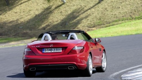 Na een plaagstootje over het inklapbare dak, spionagebeelden en een gelekte video is de nieuwe Mercedes-Benz SLK nu helemaal officieel. De derde generatie van de tweezits roadster maakt sportief rijde