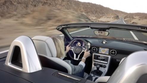 Na een plaagstootje over het inklapbare dak, spionagebeelden en een gelekte video is de nieuwe Mercedes-Benz SLK nu helemaal officieel. De derde generatie van de tweezits roadster maakt sportief rijde