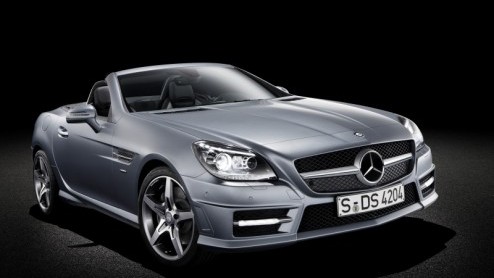 Na een plaagstootje over het inklapbare dak, spionagebeelden en een gelekte video is de nieuwe Mercedes-Benz SLK nu helemaal officieel. De derde generatie van de tweezits roadster maakt sportief rijde