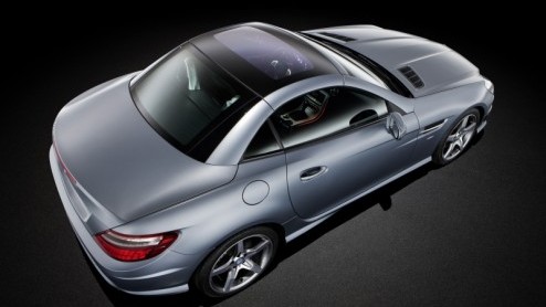 Na een plaagstootje over het inklapbare dak, spionagebeelden en een gelekte video is de nieuwe Mercedes-Benz SLK nu helemaal officieel. De derde generatie van de tweezits roadster maakt sportief rijde