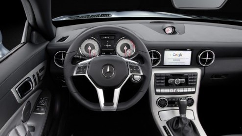 Na een plaagstootje over het inklapbare dak, spionagebeelden en een gelekte video is de nieuwe Mercedes-Benz SLK nu helemaal officieel. De derde generatie van de tweezits roadster maakt sportief rijde