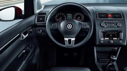 Volkswagen is de laatste tijd flink druk geweest met het bijwerken van het modelgamma. Die vernieuwingsdrift omvat zowel nieuwe modellen als ingrijpende facelifts. De Touran valt in die laatste catego