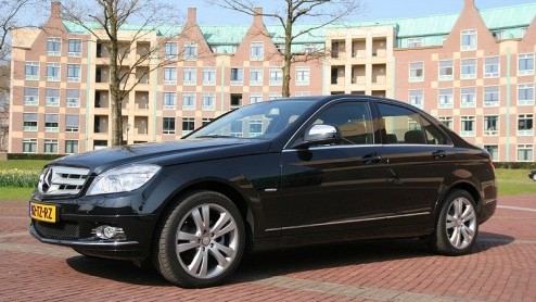 Mercedes-Benz heeft er de laatste jaren steeds meer concurrenten bijgekregen. Naast BMW heeft Audi zich ontpopt tot geduchte tegenstrever, die Das Haus op sommige gebieden  zoals bijvoorbeeld zicht
