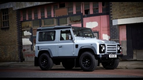 Land Rover heeft op de Autosalon van Brussel de aloude Defender in de schijnwerpers gezet. De Britten komen met een Limited Edition die in ons land de naam Defender Rough zal gaan dragen. Naast unieke
