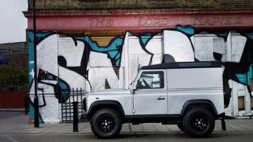 Land Rover heeft op de Autosalon van Brussel de aloude Defender in de schijnwerpers gezet. De Britten komen met een Limited Edition die in ons land de naam Defender Rough zal gaan dragen. Naast unieke