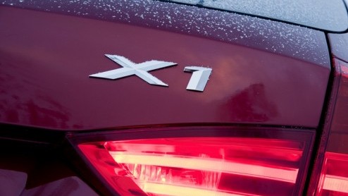 Tegelijkertijd met de komst van de nieuwe turbomotor voor de BMW X1 wordt ook het M Sportpakket in de prijslijst opgenomen. Het is leverbaar op alle motorvarianten en dikt de X1 zowel van binnen als b