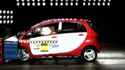 Hoe veilig is de Mitsubishi i-MiEV? Een door de ANWB en zusterorganisaties uitgevoerde crashtest heeft het antwoord gegeven. Resultaat? De elektrisch aangedreven Japanner doet niet onder voor veel and
