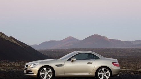 De nieuwe Mercedes-Benz SLK die vanaf eind maart in de showroom staat gaat minimaal 47.400 euro kosten. Dankzij de nieuwe zuiniger motoren zijn alle basisprijzen lager dan voorheen. Alle modellen hebb