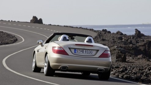 De nieuwe Mercedes-Benz SLK die vanaf eind maart in de showroom staat gaat minimaal 47.400 euro kosten. Dankzij de nieuwe zuiniger motoren zijn alle basisprijzen lager dan voorheen. Alle modellen hebb