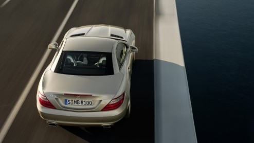 De nieuwe Mercedes-Benz SLK die vanaf eind maart in de showroom staat gaat minimaal 47.400 euro kosten. Dankzij de nieuwe zuiniger motoren zijn alle basisprijzen lager dan voorheen. Alle modellen hebb