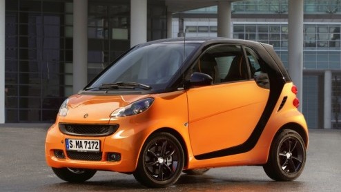 Bij smart zijn ze weer creatief bezig geweest om kleurrijk het voorjaar in te luiden. Daaruit is de smart fortwo nightorange ontstaan die fel oranje met zwart combineert. Wie valt voor deze aandachtst