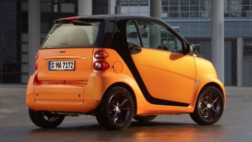 Bij smart zijn ze weer creatief bezig geweest om kleurrijk het voorjaar in te luiden. Daaruit is de smart fortwo nightorange ontstaan die fel oranje met zwart combineert. Wie valt voor deze aandachtst