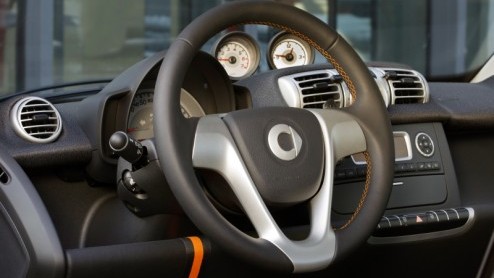 Bij smart zijn ze weer creatief bezig geweest om kleurrijk het voorjaar in te luiden. Daaruit is de smart fortwo nightorange ontstaan die fel oranje met zwart combineert. Wie valt voor deze aandachtst