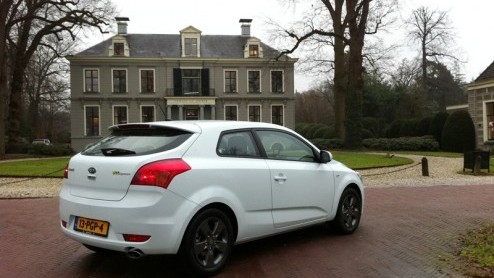 Vorig jaar heeft Kia de ceed familie vernieuwd. De pro_ceed moest nog een jaartje wachten op zn nieuwe neus en is nu aan de beurt. Weet de driedeurs wederom bakens te verzetten? Tegelijkertijd voeg