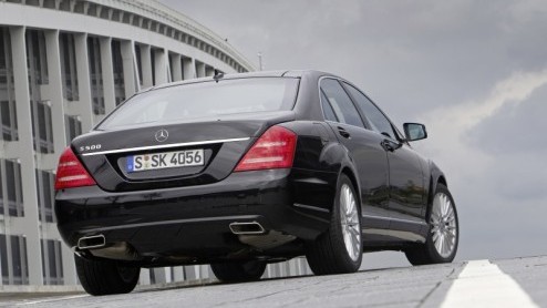 Downsizen doet Mercedes-Benz voortaan ook in de hoogste klasse. Voor de S 500 nemen de Duitsers afscheid van de 5.5 liter achtcilinder en verwelkomen een splinternieuwe 4.7 liter variant met turbotech