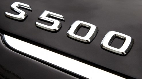 Downsizen doet Mercedes-Benz voortaan ook in de hoogste klasse. Voor de S 500 nemen de Duitsers afscheid van de 5.5 liter achtcilinder en verwelkomen een splinternieuwe 4.7 liter variant met turbotech