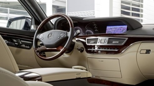 Downsizen doet Mercedes-Benz voortaan ook in de hoogste klasse. Voor de S 500 nemen de Duitsers afscheid van de 5.5 liter achtcilinder en verwelkomen een splinternieuwe 4.7 liter variant met turbotech