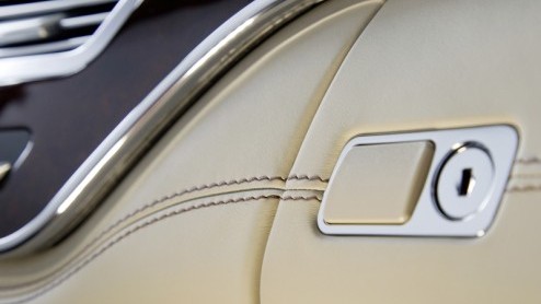 Downsizen doet Mercedes-Benz voortaan ook in de hoogste klasse. Voor de S 500 nemen de Duitsers afscheid van de 5.5 liter achtcilinder en verwelkomen een splinternieuwe 4.7 liter variant met turbotech