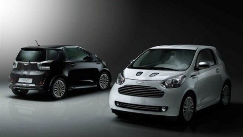 Een Toyota iQ niet speciaal genoeg en een extra zakcentje op zak? Kijk dan eens naar de Aston Martin Cygnet. De van Britse allure voorziene Japanner is nu in productie en verschijnt dan bij de aftrap 