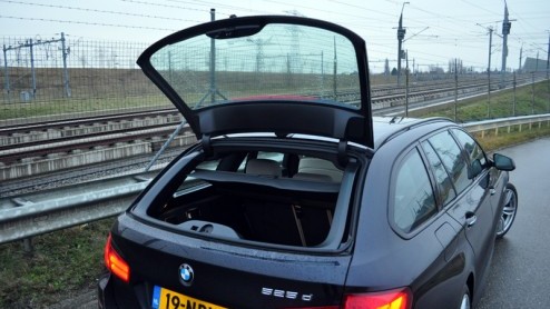 In de klasse waarin BMW met de 5-serie Touring opereert is het voortdurend stuivertje wisselen met de Mercedes E-klasse Estate en Audi A6 Avant. Vooruit, laten we de Volvo V70 ook nog even benoemen. D