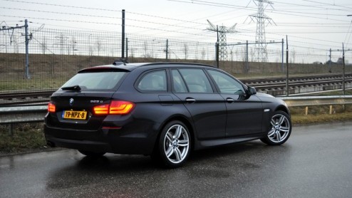 In de klasse waarin BMW met de 5-serie Touring opereert is het voortdurend stuivertje wisselen met de Mercedes E-klasse Estate en Audi A6 Avant. Vooruit, laten we de Volvo V70 ook nog even benoemen. D