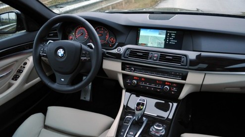 In de klasse waarin BMW met de 5-serie Touring opereert is het voortdurend stuivertje wisselen met de Mercedes E-klasse Estate en Audi A6 Avant. Vooruit, laten we de Volvo V70 ook nog even benoemen. D