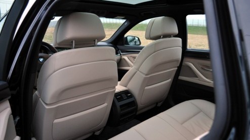 In de klasse waarin BMW met de 5-serie Touring opereert is het voortdurend stuivertje wisselen met de Mercedes E-klasse Estate en Audi A6 Avant. Vooruit, laten we de Volvo V70 ook nog even benoemen. D