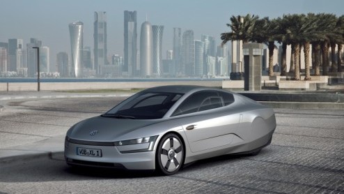 Volkswagen presenteert op de autotentoonstelling van Qatar de toekomst van de auto met verbrandingsmotor; de XL1. In deze tweezitter hebben de Duitsers al hun kennis toegepast om tot een zo zuinig mog