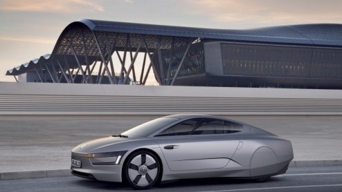 Volkswagen presenteert op de autotentoonstelling van Qatar de toekomst van de auto met verbrandingsmotor; de XL1. In deze tweezitter hebben de Duitsers al hun kennis toegepast om tot een zo zuinig mog