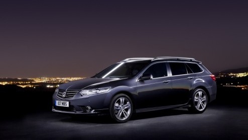 Honda heeft hun middenklasser Accord vernieuwd en presenteert het eindresultaat op de Autosalon van Genve. Naast aandacht voor het opfrissen van de carrosserie en het interieur is ook de motortechnie